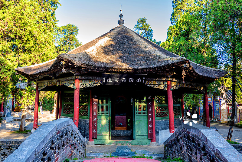 中国河南南阳卧龙岗武侯祠诸葛草庐图片素材