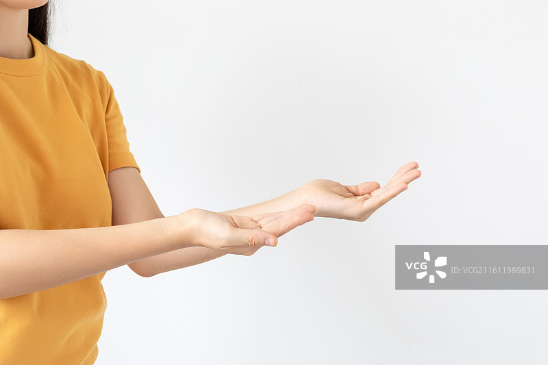 女性双手托举展示图片素材