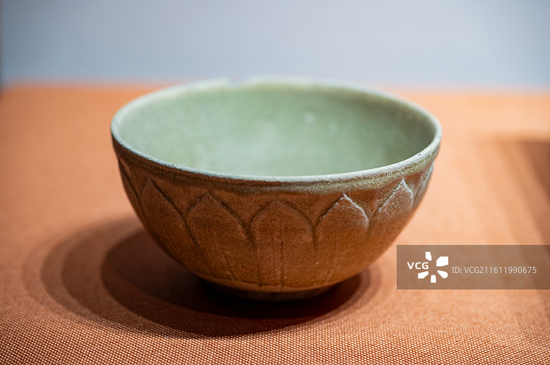天津博物馆 北朝历史文物主题展 北魏 青釉莲花碗 河南省偃师市联体砖厂墓出土图片素材