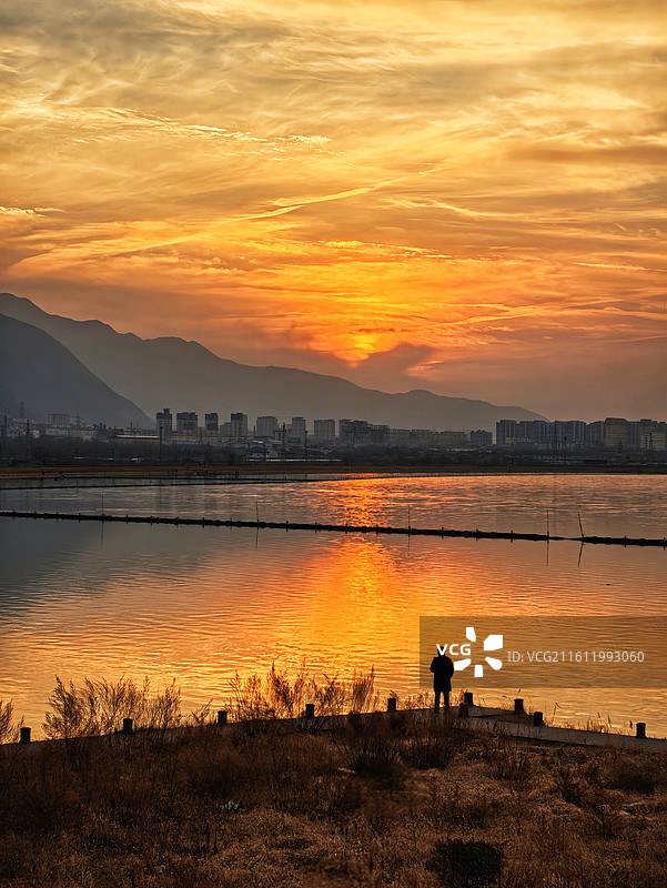 独影·余晖 捕捉黄昏最后一抹辉煌，在孤寂与远方之间，安放一个静默的剪影。图片素材