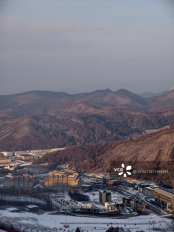 山顶俯瞰吉林万峰通化滑雪度假区（晚霞、白雪、群山、雪道）图片素材