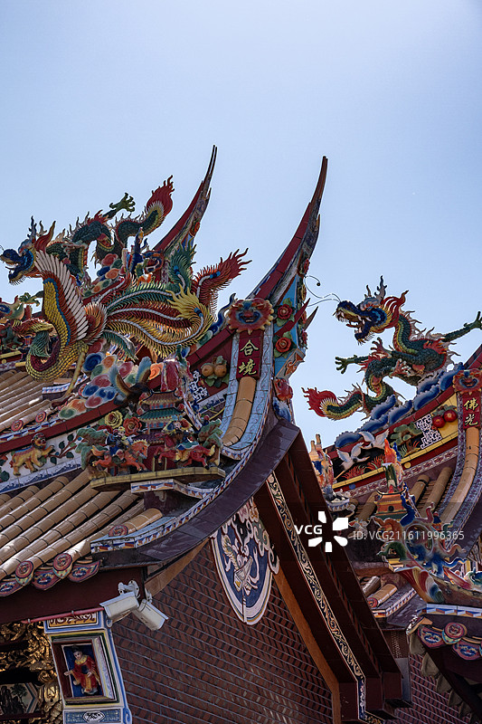 传统寺庙屋顶上龙雕装饰图片素材