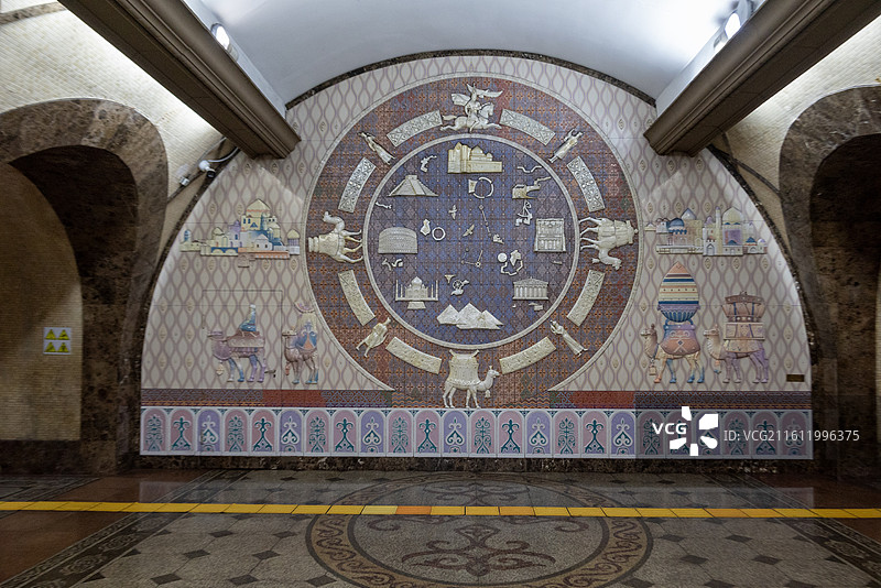 哈撒克斯坦阿拉木图地铁站内艺术马赛克墙图片素材