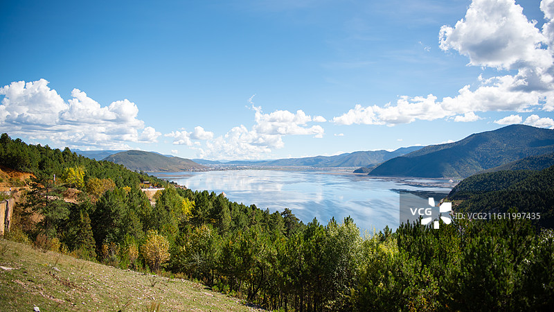 香格里拉纳帕海依拉草原：湖光山色与高原草甸盛景图片素材