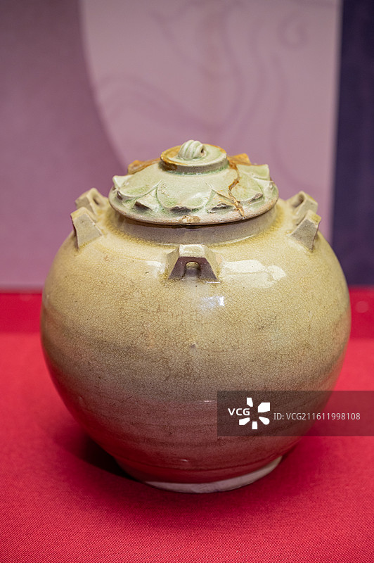 天津博物馆 北朝历史文物主题展 东魏武定四年（546年） 青釉六系盖罐 河北省吴桥县封柔墓出土图片素材