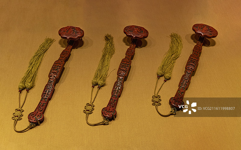 北京故宫“百年守护——从紫禁城到故宫博物院”展：剔红八仙祝寿图如意（清中期）图片素材