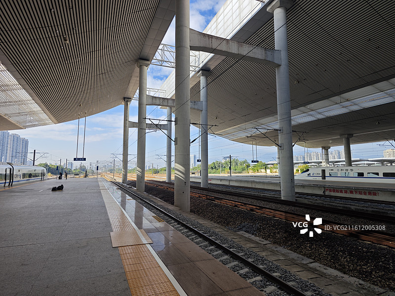 厦门站城市高铁站和谐号复兴号月台轨道蓝天图片素材