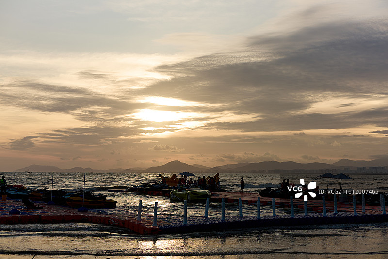 海南自贸港旅游目的地三亚湾椰梦长廊沙滩海景夕阳海浪图片素材