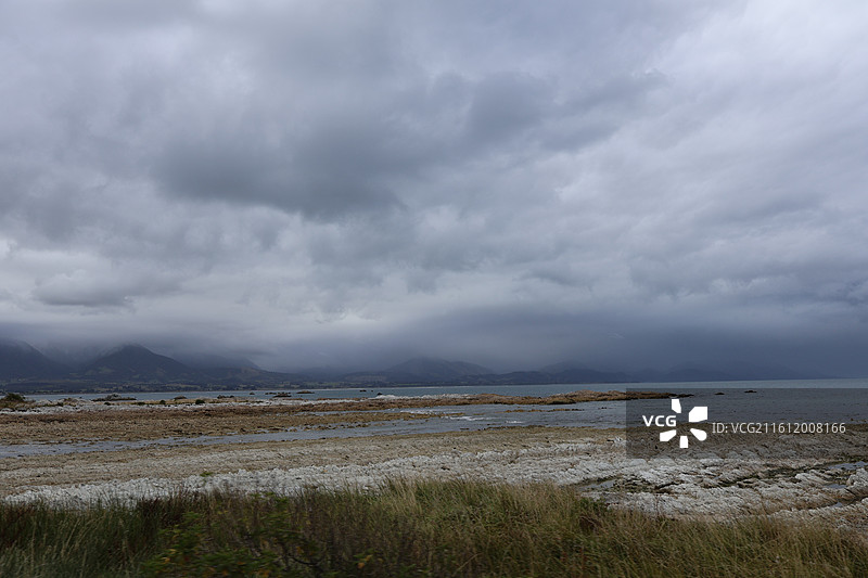 阴雨天气的新西兰凯库拉礁石海岸风景图片素材