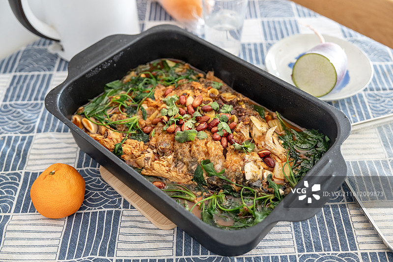 盘中的烤鱼特写图片素材