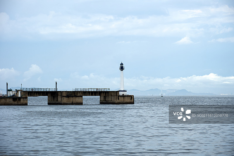 大连梭鱼湾足球场外的满化码头旧址的灯塔图片素材