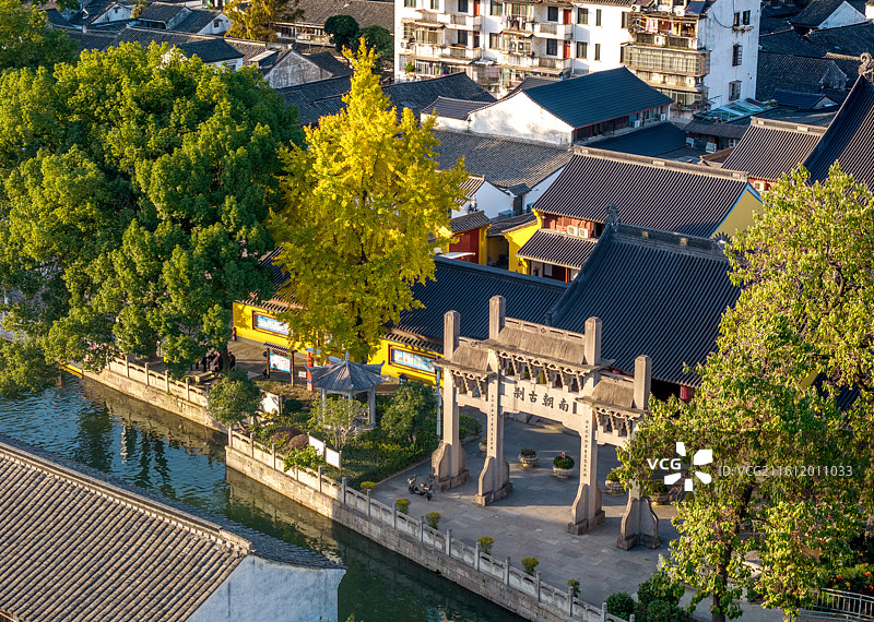 绍兴八字桥龙华古寺银杏图片素材