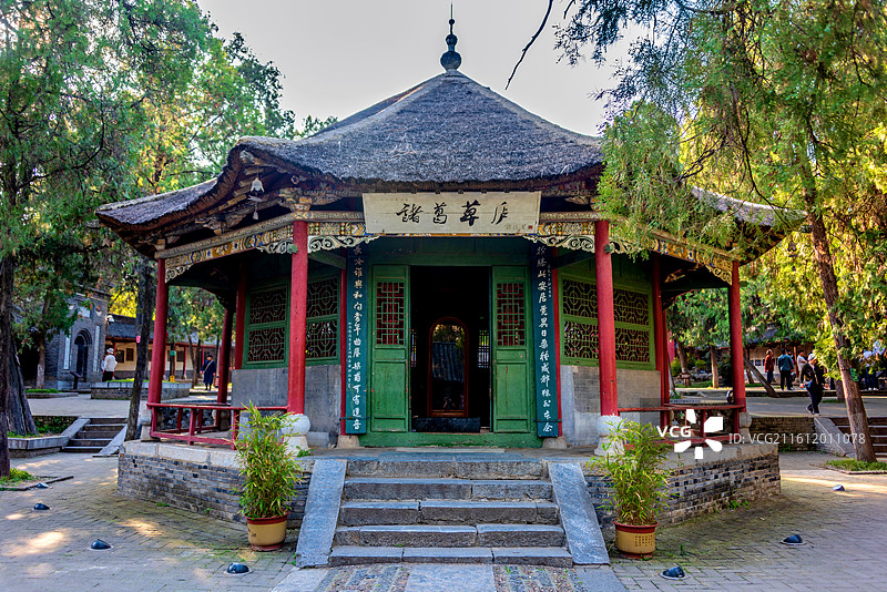 中国河南南阳卧龙岗武侯祠诸葛草庐图片素材