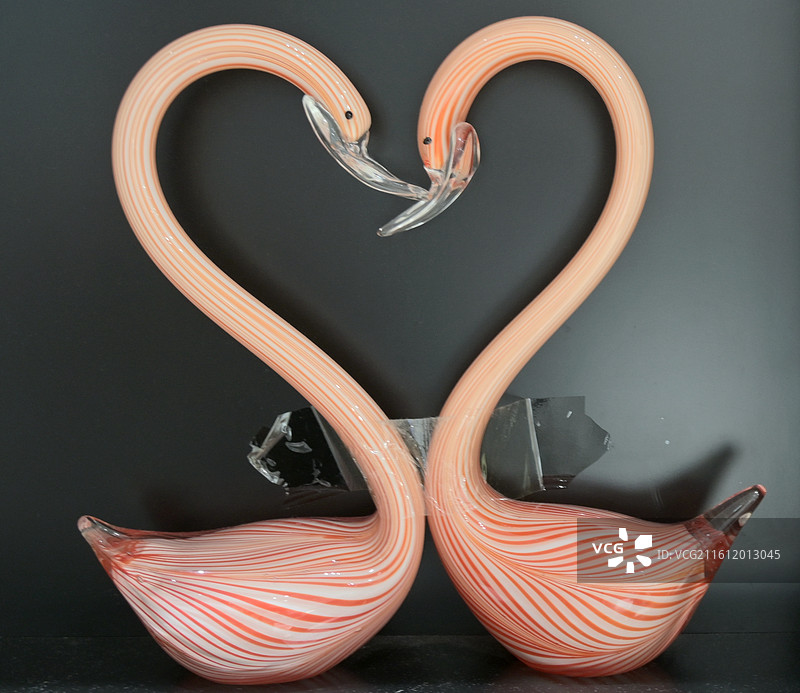 精美的琉璃天鹅摆件图片素材