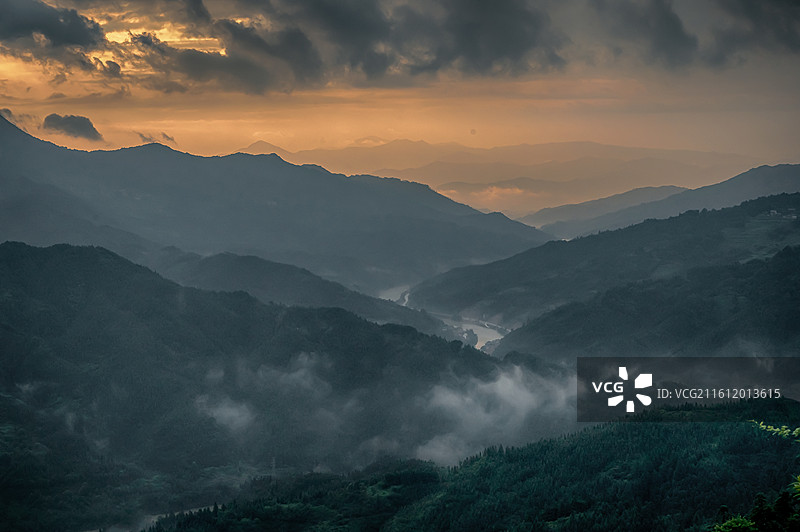 柳州融水日出时群山对天的景色图片素材