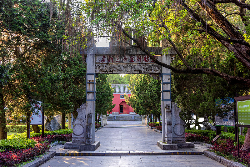 中国河南南阳卧龙岗武侯祠汉昭烈皇帝三顾处石坊图片素材