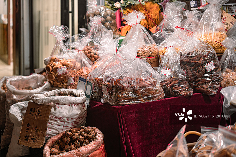 市场上出售的各种干货食品的高角度视角图片素材