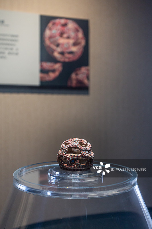 江苏省无锡市鸿山遗址博物馆至宝——琉璃釉盘蛇玲珑球形器图片素材