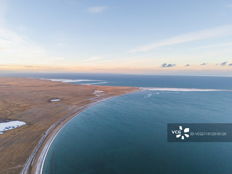 《驭雪问道青藏东缘》：岗什卡雪线徒步、冰沟冰瀑日落，银河下围炉，晨光里追光，两日捕尽高原雪色。图片素材