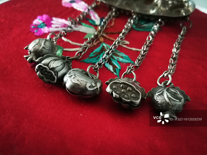 老银首饰品。老枕头顶绣花绣品绣片。老物件古董图片素材