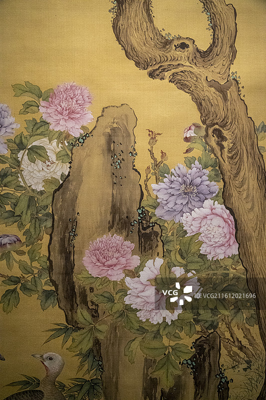 北京故宫“百年守护——从紫禁城到故宫博物院”展：牡丹双绶图轴（仿制品，清，余省，绢本）图片素材