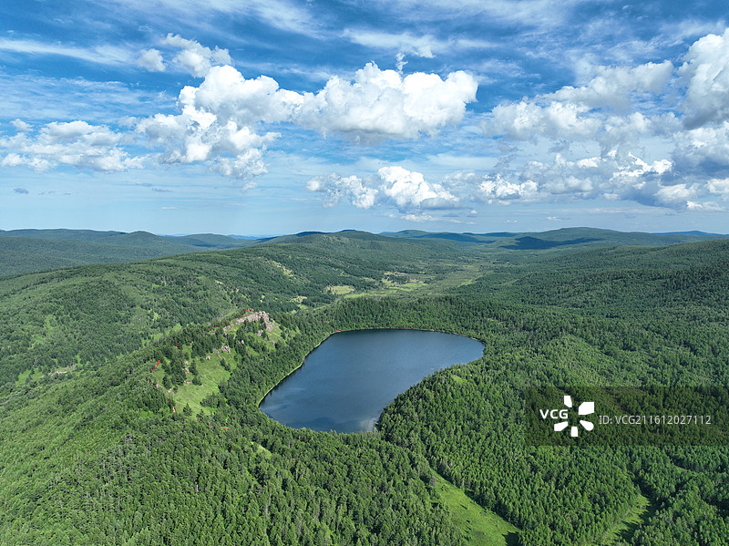 航拍阿尔山驼峰岭天池风光图片素材