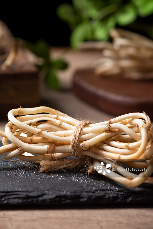 桌上的新鲜鱼腥草折耳根图片素材