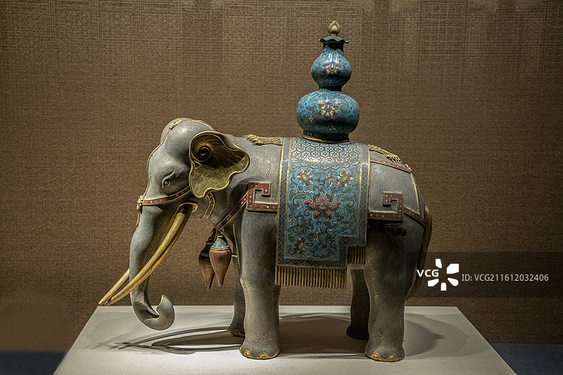 北京故宫“百年守护——从紫禁城到故宫博物院”展：掐丝珐琅太平有象（一对，清）图片素材