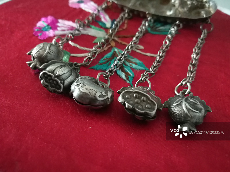 老银首饰品。老枕头顶绣花绣品绣片。老物件古董图片素材