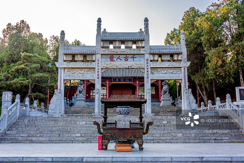 中国河南南阳卧龙岗武侯祠千古人龙石坊图片素材