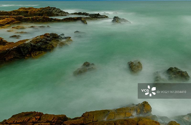 中国海南省陵水县英州镇清水湾风光，国家4A级景区，雾化的海面，海浪拉丝，海浪瀑布图片素材