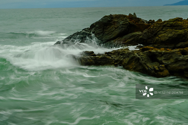 中国海南省陵水县英州镇清水湾风光，国家4A级景区，雾化的海面，海浪拉丝，海浪瀑布图片素材