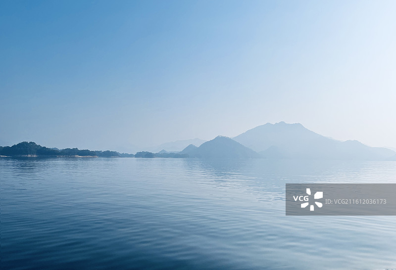 千岛湖大雾天气水天一色图片素材