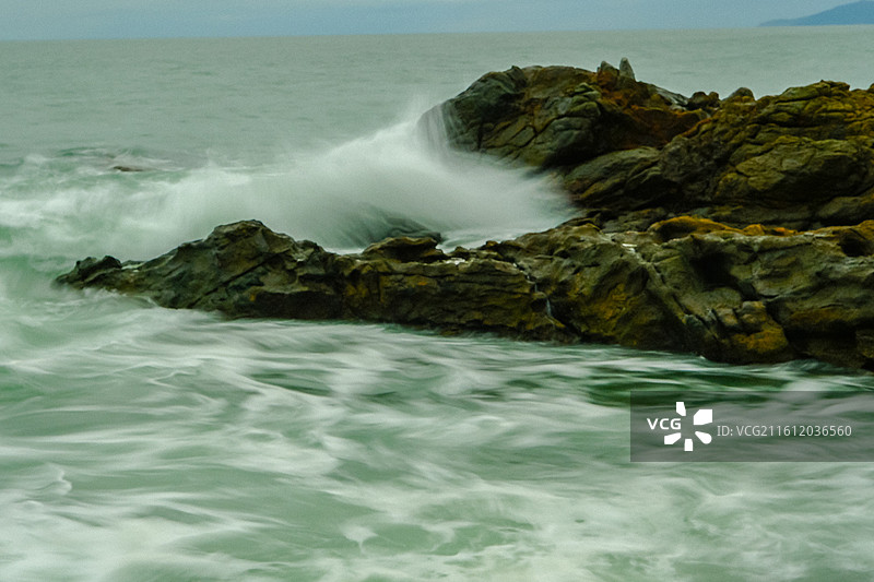 中国海南省陵水县英州镇清水湾风光，国家4A级景区，雾化的海面，海浪拉丝，海浪瀑布图片素材