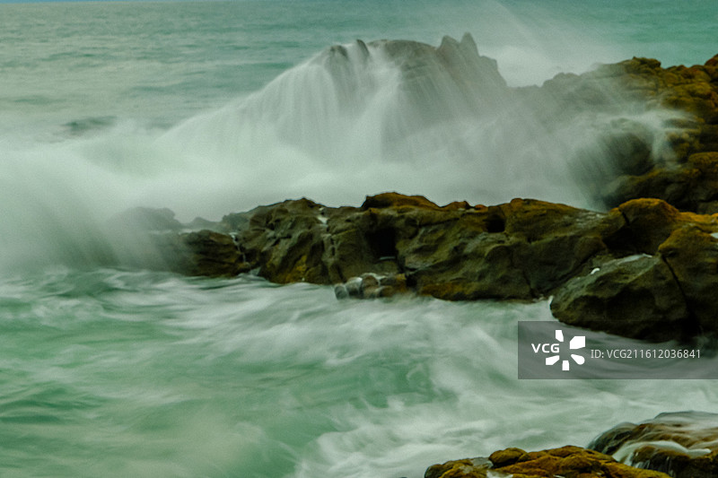 中国海南省陵水县英州镇清水湾风光，国家4A级景区，雾化的海面，海浪拉丝，海浪瀑布图片素材