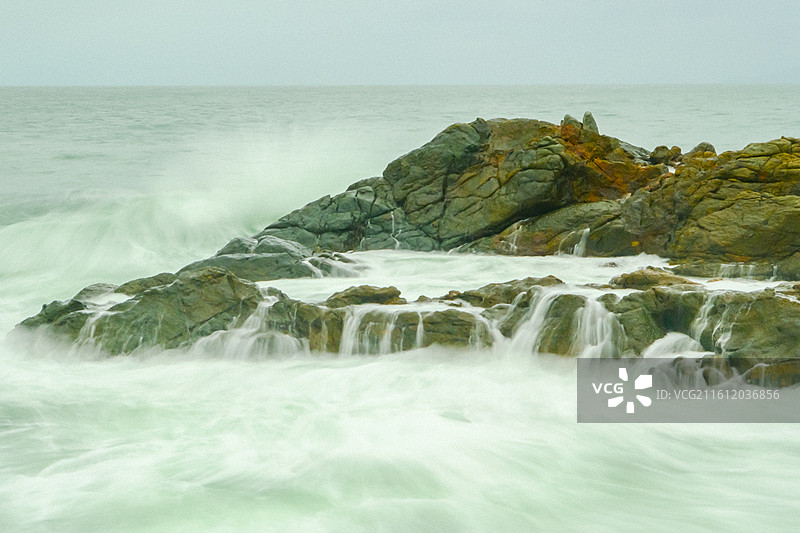 中国海南省陵水县英州镇清水湾风光，国家4A级景区，雾化的海面，海浪拉丝，海浪瀑布图片素材