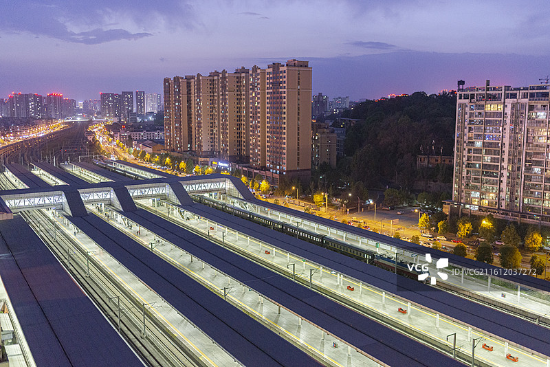 成都西-昆山K292次暮色时分进入宝成铁路绵阳站图片素材
