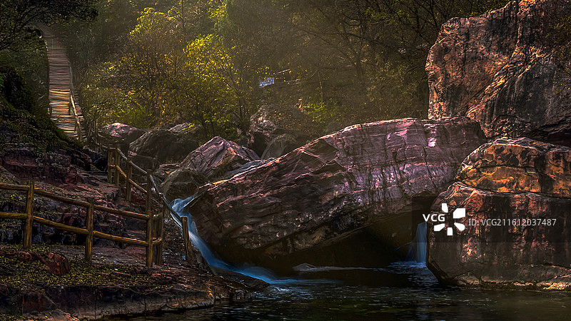 八里沟景区集险、奇、俊、秀、幽于一体，以“太行之魂、中华风骨”著称，被誉为中华九寨、北方水世界图片素材