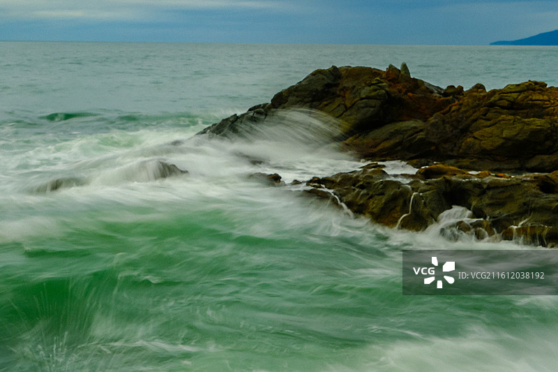 中国海南省陵水县英州镇清水湾风光，国家4A级景区，雾化的海面，海浪拉丝，海浪瀑布图片素材