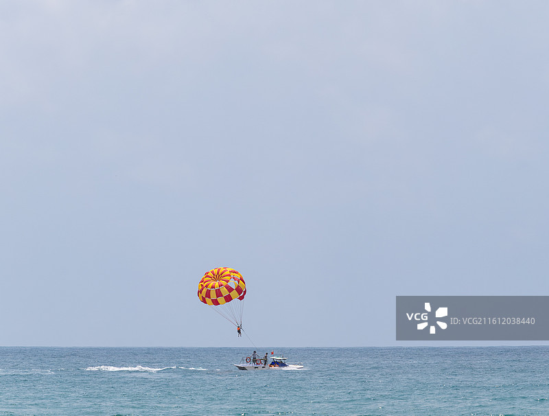 海上娱乐项目，彩虹拖伞图片素材