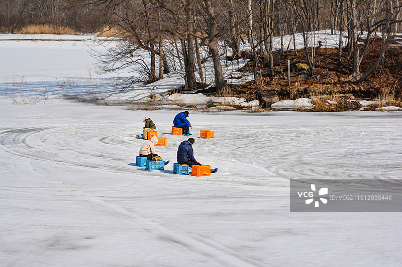 北海道，大沼国定公园，冰钓的人图片素材