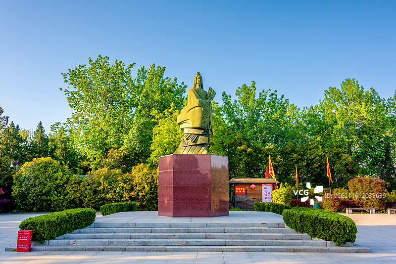 中国河南南阳卧龙岗武侯祠诸葛亮铜像图片素材