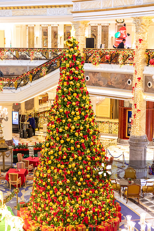 圣诞节临近圣诞树装饰布景的酒店大堂餐厅图片素材