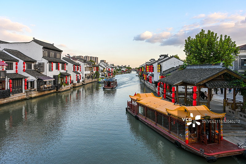 江南水乡无锡古运河：白墙黛瓦映碧波，画舫悠悠载客游图片素材