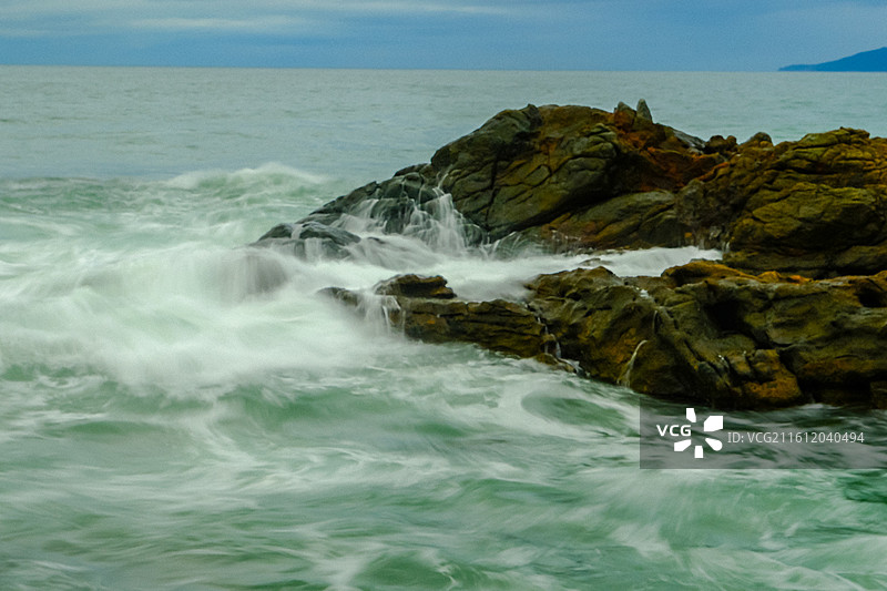中国海南省陵水县英州镇清水湾风光，国家4A级景区，雾化的海面，海浪拉丝，海浪瀑布图片素材