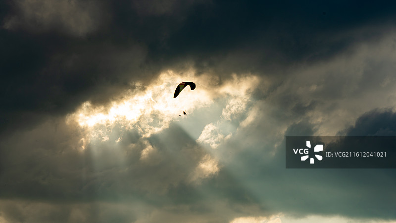 落日跳伞图片素材