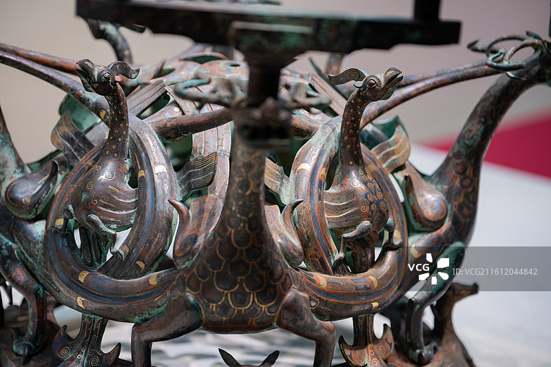 河北博物院 战国 错金银四龙四凤铜方案座 1977年平山县三汲乡战国中山王厝墓出土 禁止出境文物图片素材