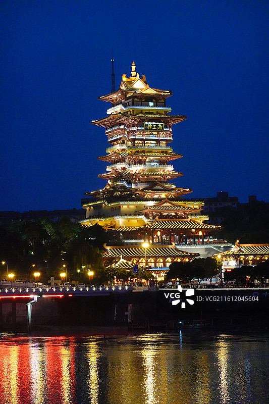 四川省绵阳市游仙区越王楼蓝调夜景图片素材