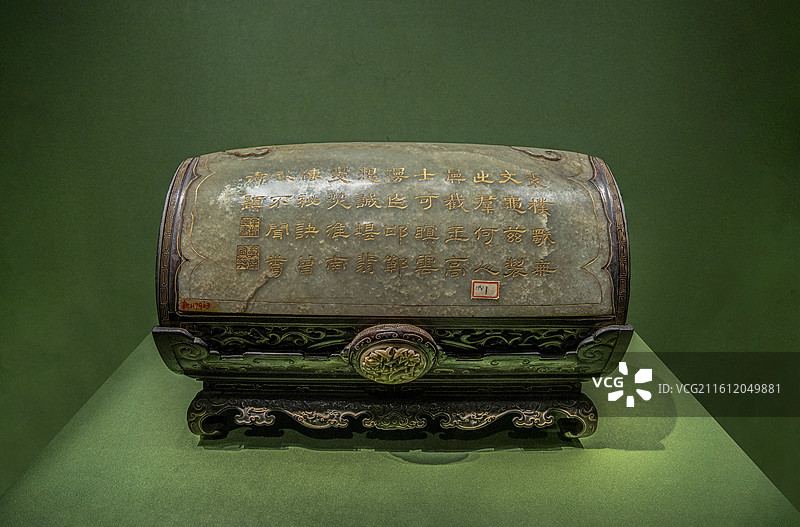北京故宫“百年守护——从紫禁城到故宫博物院”展：乾隆题诗青玉枕（元）图片素材