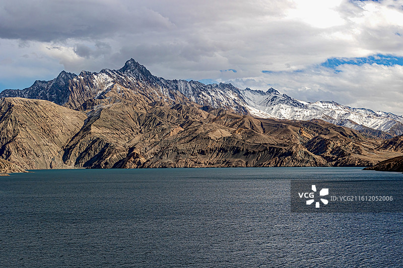 新疆维吾尔自治区喀什塔什库尔干塔吉克自治区班迪尔蓝湖高山雪山背景图片素材